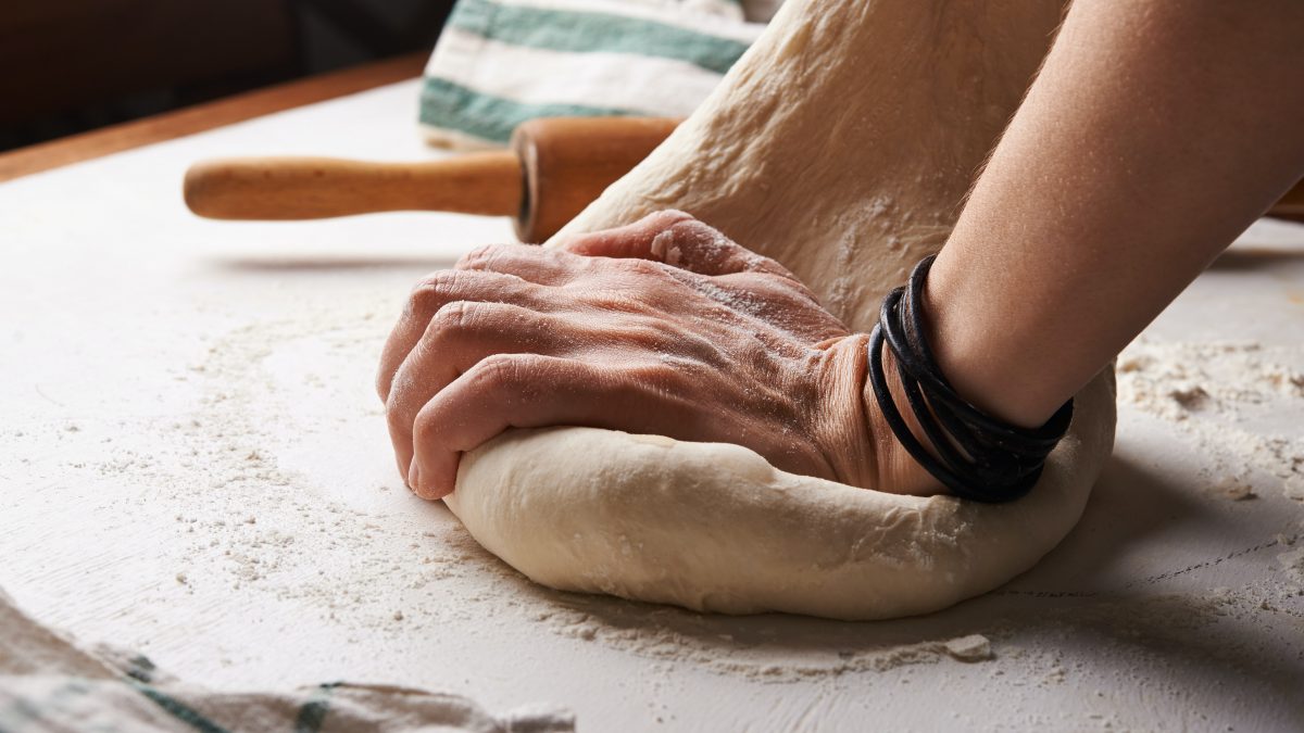 چرا پخت نان و شیرینی در دوران قرنطینه کرونا همه‌گیر شد؟