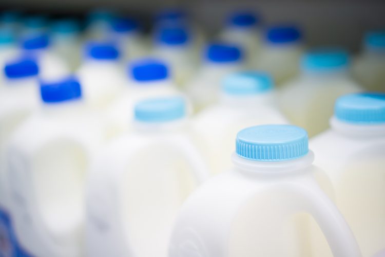 یکی از بزرگترین سوپرمارکتهای زنجیره ای بریتانیا قصد دارد با حذف تاریخ انقضای مصرف شیر، ضایعات آن را کاهش دهد
